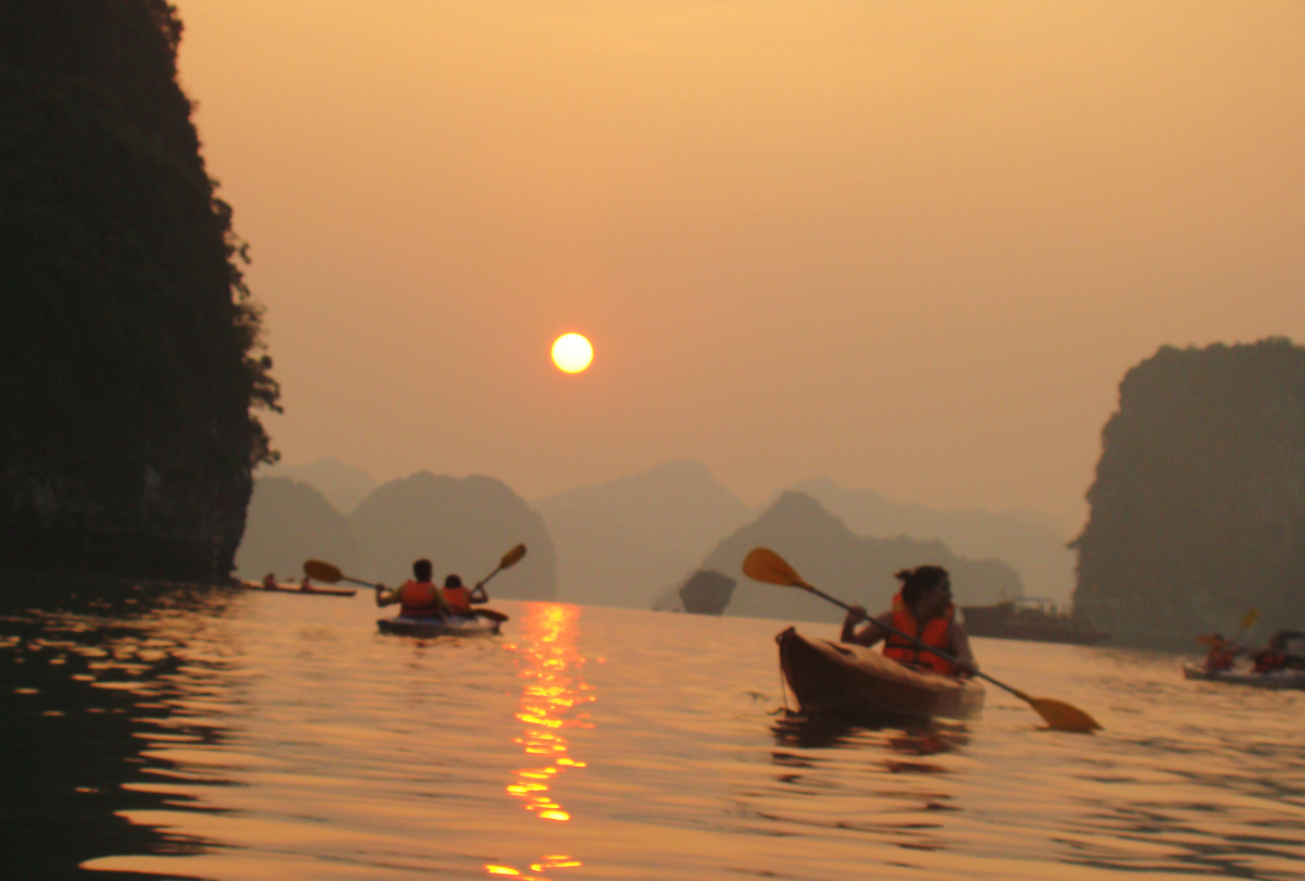 Bai_Tu_Long_Bay.jpg