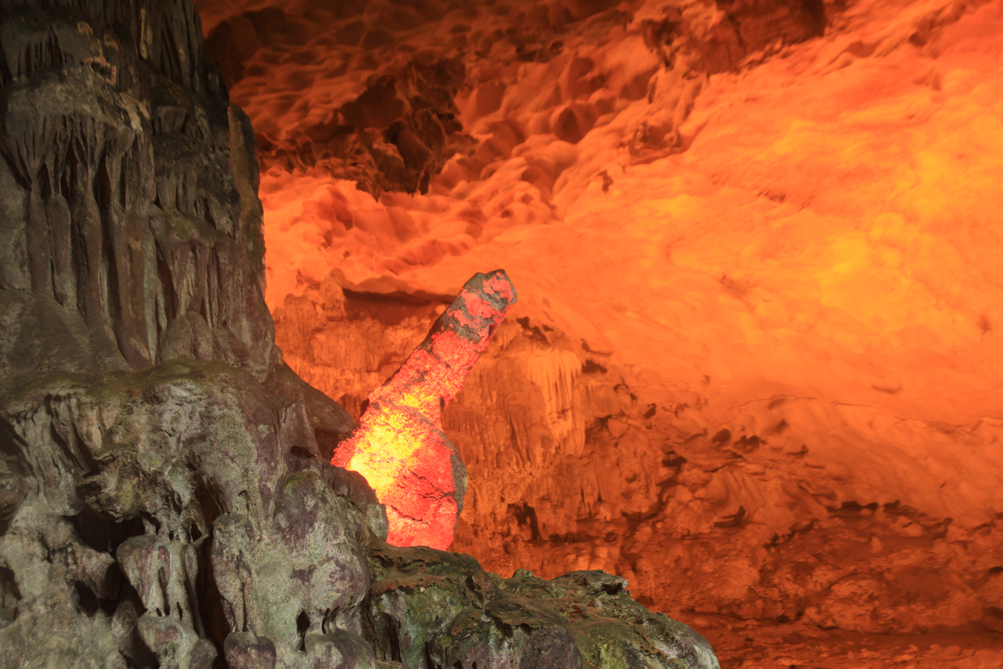 Surprise_cave-Halong-bay.jpg