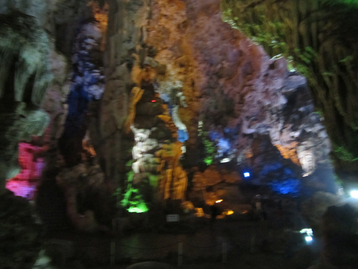 Thien_Cung_cave_Halong_bay.jpg