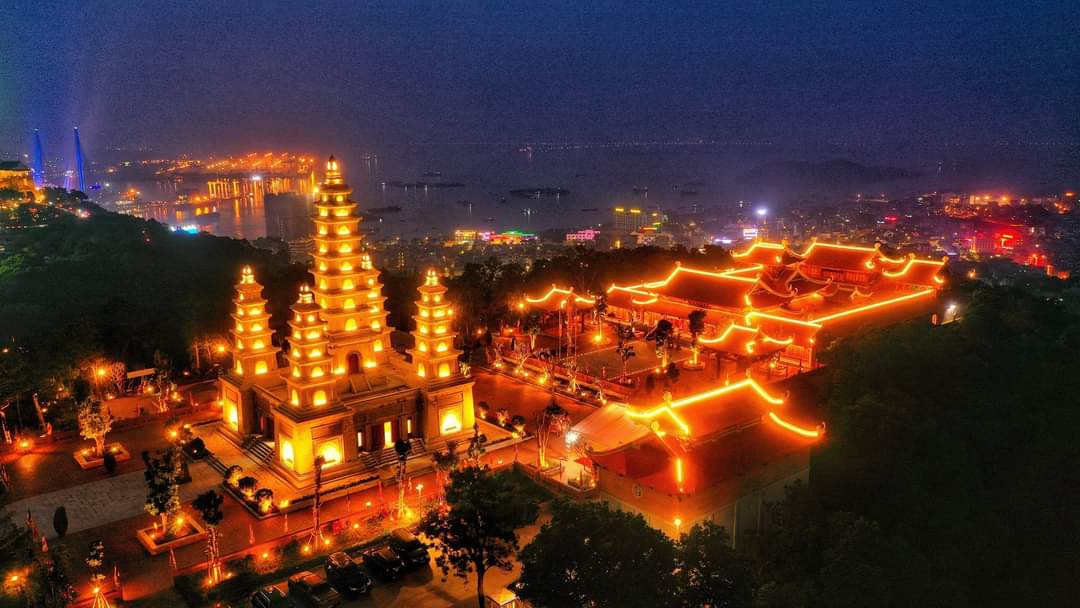 Halong-by-night.jpg