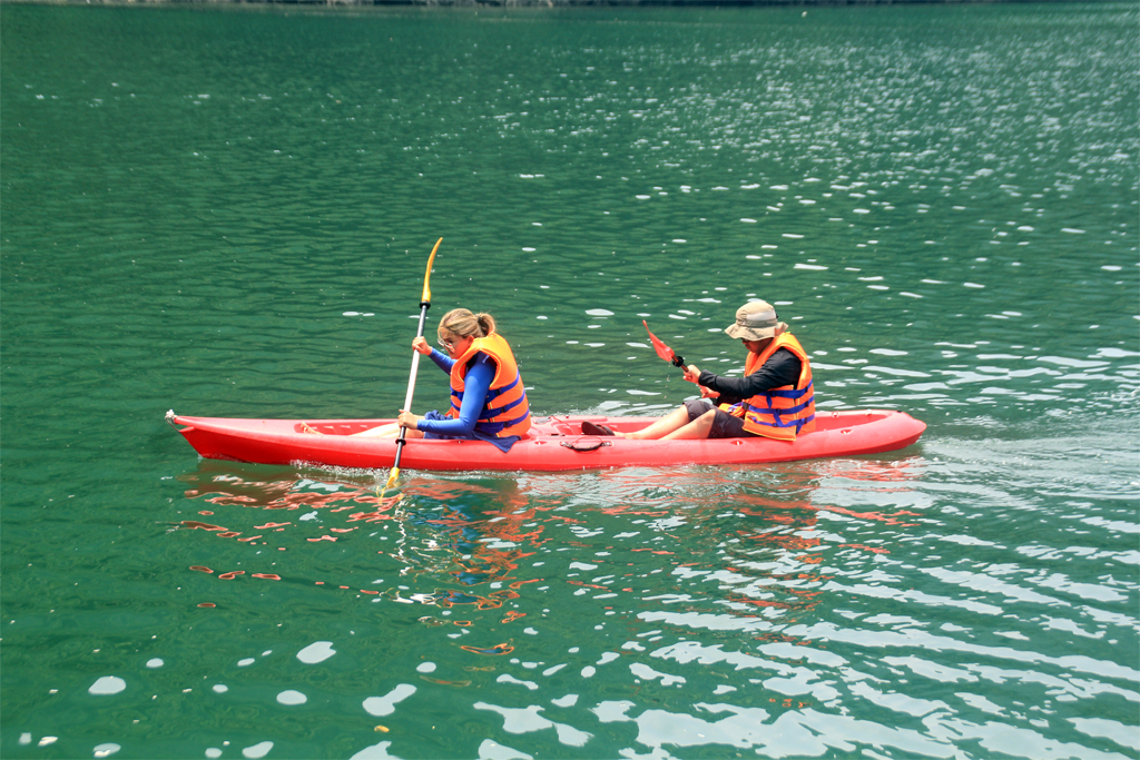 Kayaking-Halong-bay.jpg