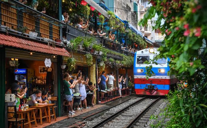 Hanoi-coffee-train-street.jpg